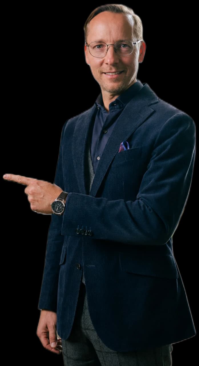 Moritz von Graf Bernstorff zeigt auf den Steuersparrechner